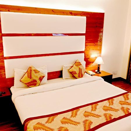 Royal Jardin Whistling Pines Resort Shimla Eksteriør billede