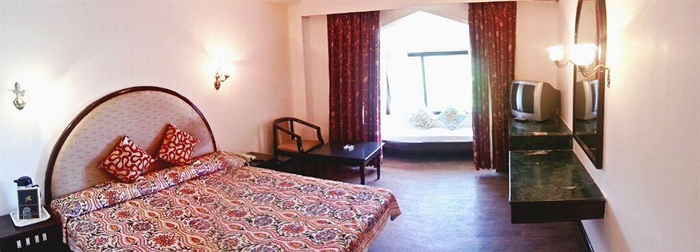 Royal Jardin Whistling Pines Resort Shimla Eksteriør billede