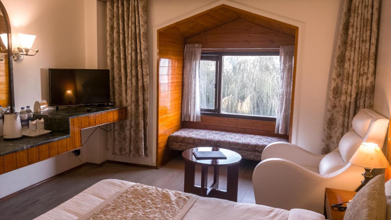 Royal Jardin Whistling Pines Resort Shimla Eksteriør billede