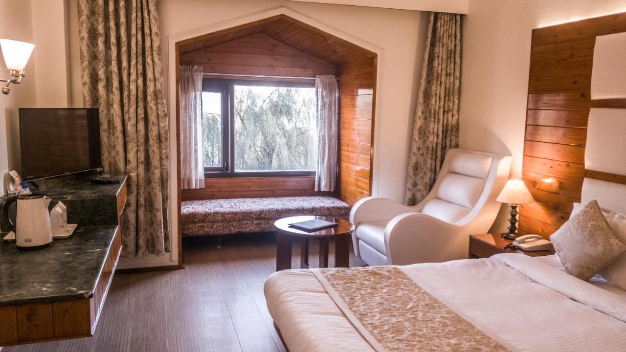 Royal Jardin Whistling Pines Resort Shimla Eksteriør billede